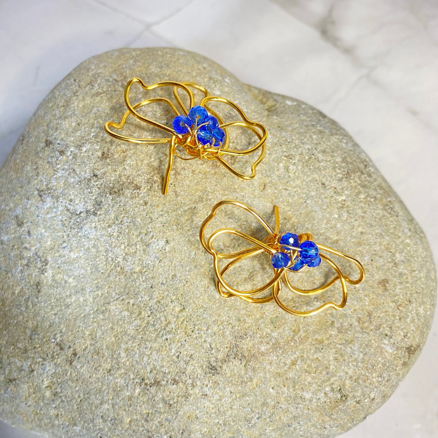 Aretes Azucena | Oro laminado 18K | Cristales austriacos