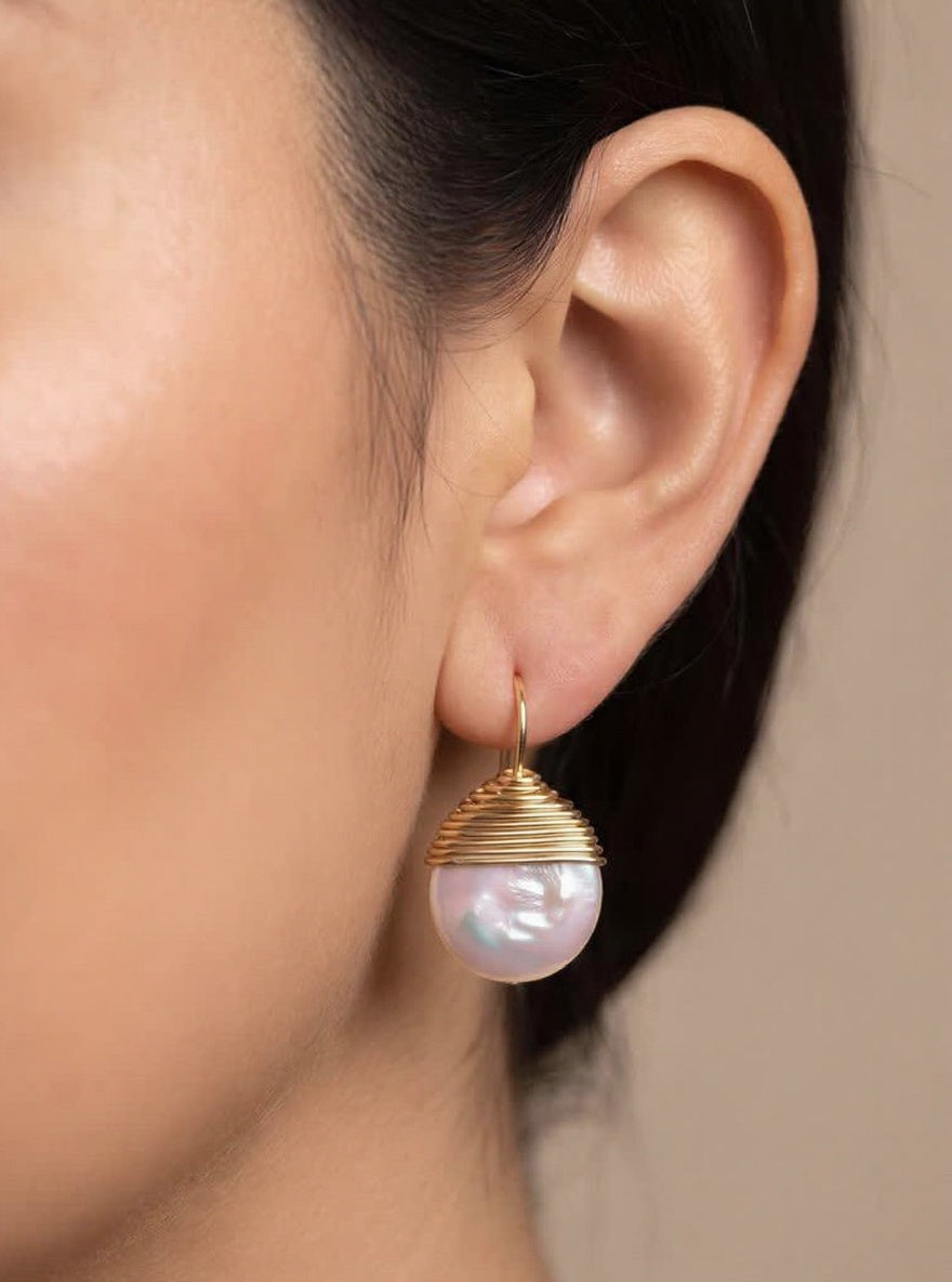 Aretes Divine | Hilo oro laminado 18K | Perla Barroca